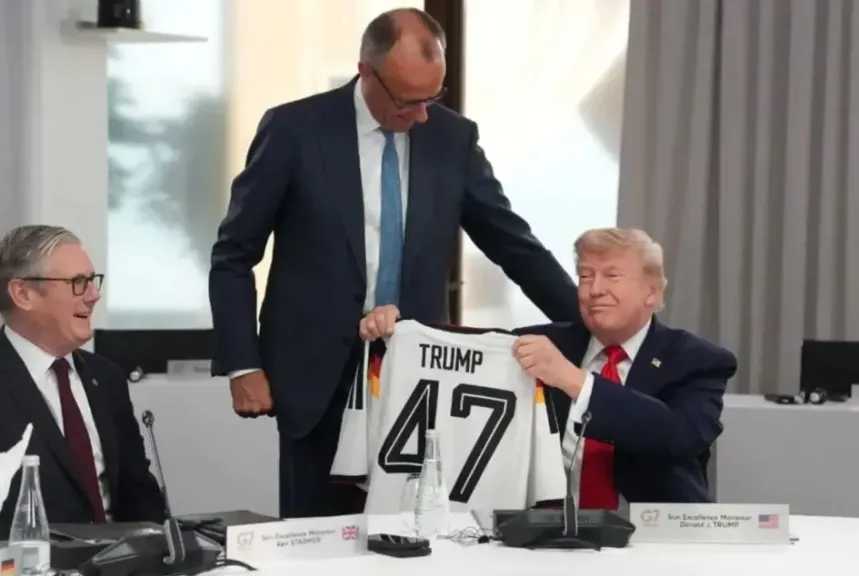 ميرتس يفاجئ ترامب بقميص المنتخب الألماني يحمل اسمه ورقم 47 خلال قمة السبع