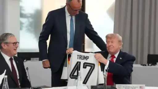 ميرتس يفاجئ ترامب بقميص المنتخب الألماني يحمل اسمه ورقم 47 خلال قمة السبع