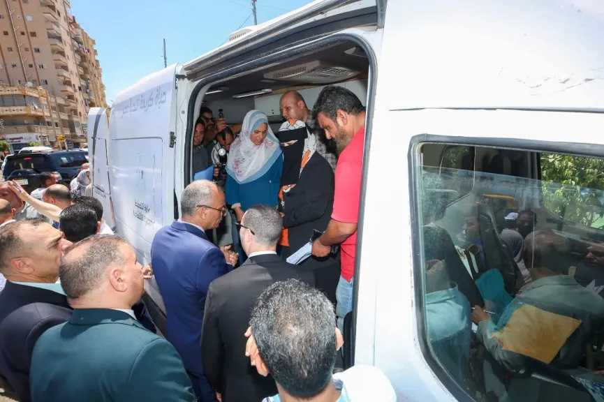 محافظ كفرالشيخ يتفقد سيارة المركز التكنولوجي المتنقل بسيدي سالم