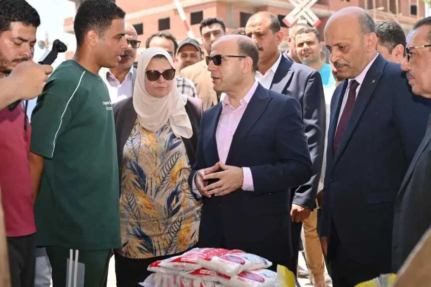 محافظ الغربية يتفقد سوق اليوم الواحد ويتابع توافر السلع
