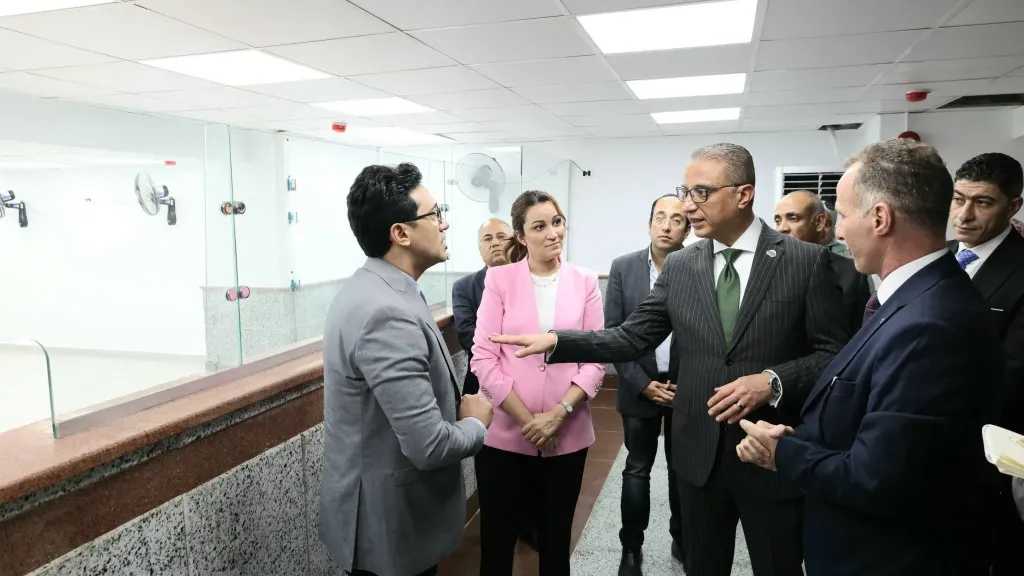 محافظ الجيزة يتفقد التجهيزات الجارية بالمركز التكنولوجي بمدينة الجيزة