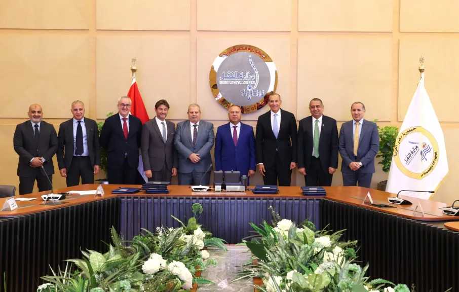 وزير النقل يشهد توقيع عدد من العقود لانشاء وتطوير السكة ونظم الإشارات بعدد من خطوط السكك الحديدية