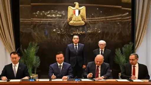 رئيس الوزراء يشهد توقيع وثيقة الشراكة الاستراتيجية لعودة... رئيس الوزراء يشهد توقيع وثيقة الشراكة الاستراتيجية لعودة علامة ”نصر” للسيارات