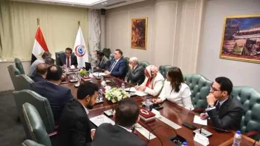 وزير الصحة يبحث مع مسؤولي شركتين عالميتين نقل... وزير الصحة يبحث مع مسؤولي شركتين عالميتين نقل تكنولوجيا تصنيع كواشف فصائل الدم لمصر