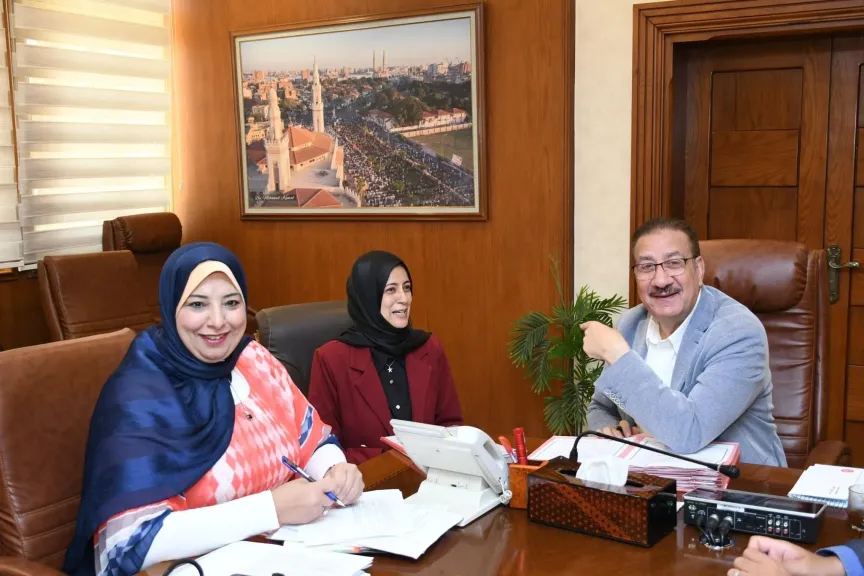 محافظ بورسعيد مع  المواطنين
