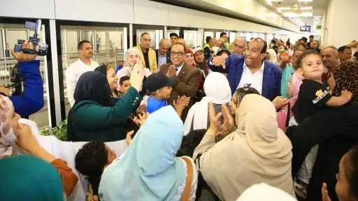 وسط أجواء من الفرحة والبهجة.. غناء وطبل بلدي... وسط أجواء من الفرحة والبهجة.. غناء وطبل بلدي داخل المونوريل خلال رحلة جمعية ”مع الناس” إلى العاصمة الإدارية