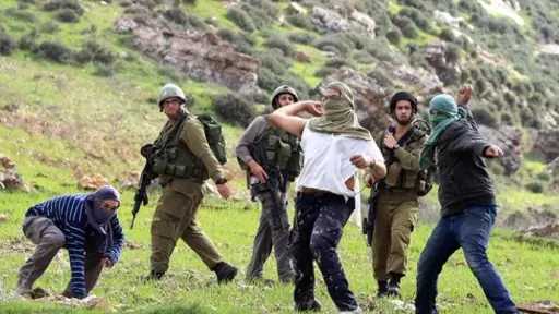 مستوطنون يهاجمون بلدات ومنازل فلسطينية في الضفة بحماية... مستوطنون يهاجمون بلدات ومنازل فلسطينية في الضفة بحماية الجيش الإسرائيلي