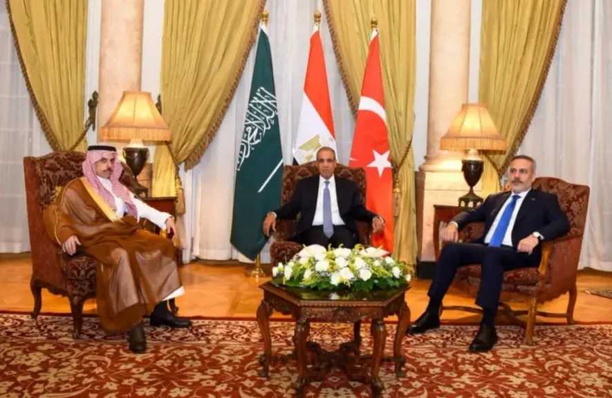 وزير الخارجية يعقد لقاءا ثلاثيا مع نظيريه السعودي والتركي