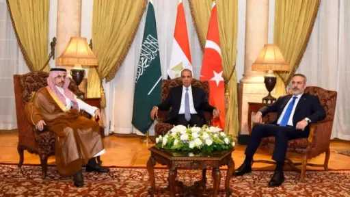 وزير الخارجية يعقد لقاءا ثلاثيا مع نظيريه السعودي... وزير الخارجية يعقد لقاءا ثلاثيا مع نظيريه السعودي والتركي