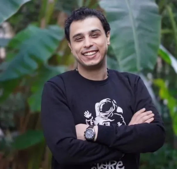 الفنان كريم عبدالعليم