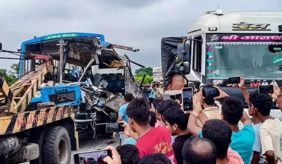 الهند: مقتل 4 وإصابة 30 في حادث تصادم حافلة بشاحنة في البنغال الغربية