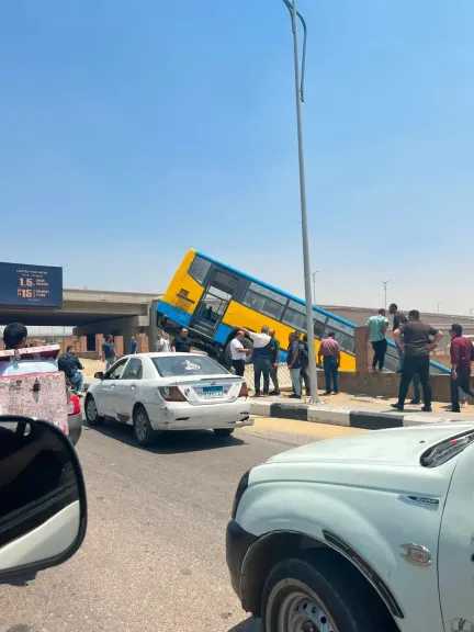 انحراف أتوبيس نقل عام وسقوطه بمنحدر على محور المشير طنطاوي.. دون إصابات