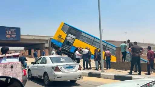 انحراف أتوبيس نقل عام وسقوطه بمنحدر على محور... انحراف أتوبيس نقل عام وسقوطه بمنحدر على محور المشير طنطاوي.. دون إصابات