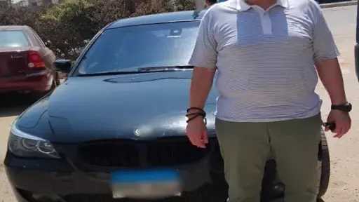 ضبط صاحب شركة طمس لوحات سيارته أثناء السير... ضبط صاحب شركة طمس لوحات سيارته أثناء السير بالقاهرة
