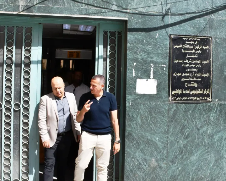 محافظ أسوان يتابع مستوى الخدمات بالمركز التكنولوجى والإستجابة الفورية لمطالب المواطنين