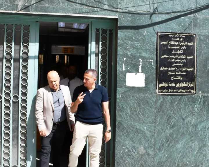 محافظ أسوان يتابع مستوى الخدمات بالمركز التكنولوجى والاستجابة الفورية لمطالب المواطنين