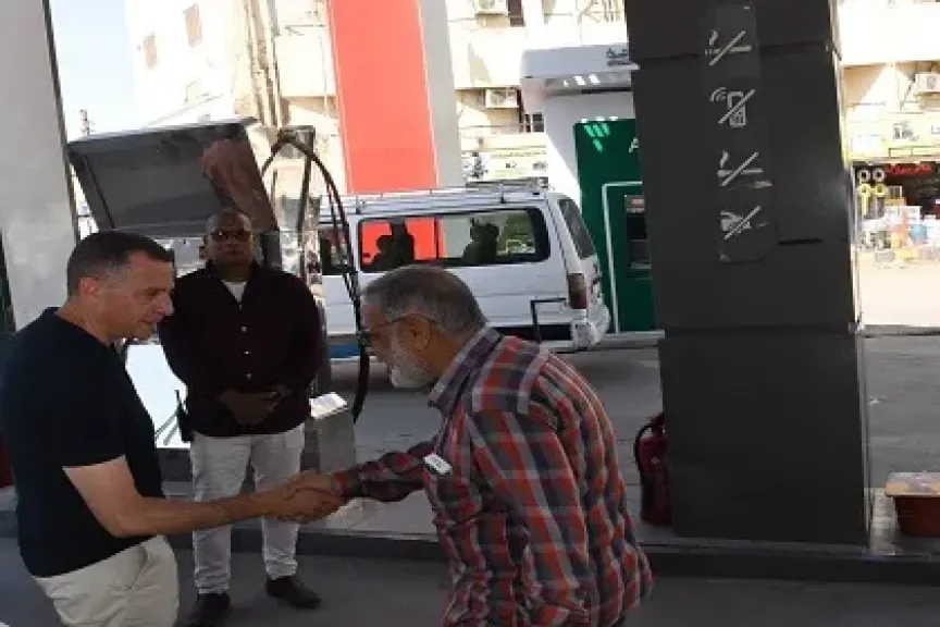محافظ أسوان يتابع منظومة العمل بمحطات الوقود