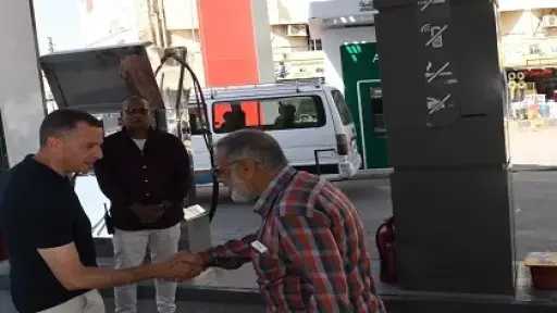 محافظ أسوان يتابع منظومة العمل بمحطات الوقود والتصدى... محافظ أسوان يتابع منظومة العمل بمحطات الوقود والتصدى لأى ممارسات سلبية تجاه المواطنين
