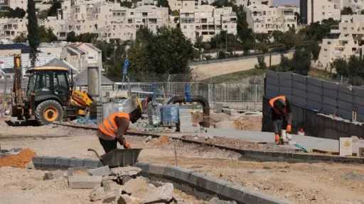 إسرائيل تخطر بوقف بناء 15 منزلا لفلسطينيين في... إسرائيل تخطر بوقف بناء 15 منزلا لفلسطينيين في بلدة جنوبي الضفة