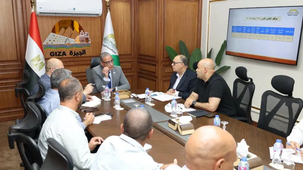 محافظ الجيزة خلال الاجتماع