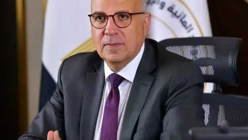 وزير الري يتابع موقف غرق أحد الصنادل بمنطقة السد العالي