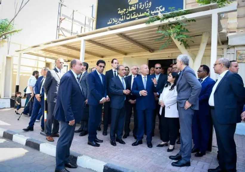 وزير الخارجية يتفقد سير العمل بمكتب تصديقات المريلاند