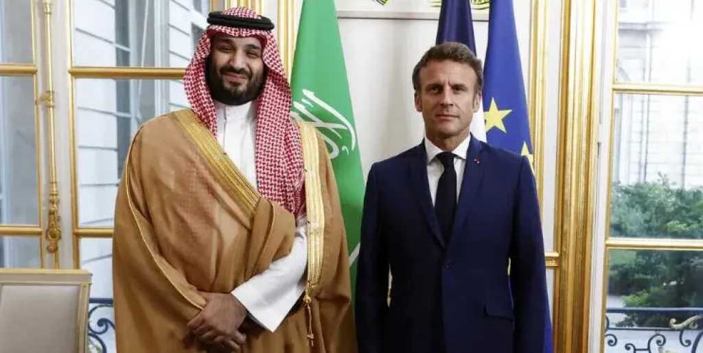 ولي العهد السعودي والرئيس الفرنسي يؤكدان أهمية ضمان حرية الملاحة