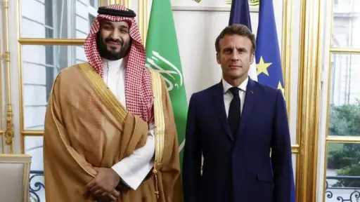 ولي العهد السعودي والرئيس الفرنسي يؤكدان أهمية ضمان حرية الملاحة