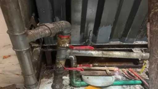 ضبط مصنع غير مرخص لإنتاج زيوت طعام مجهولة المصدر