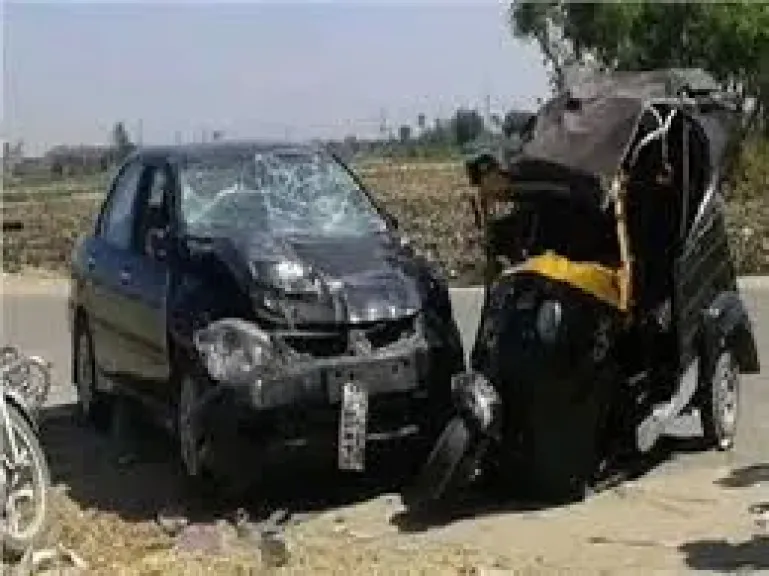 حادث تصادم توك توك وسيارة ملاكي 