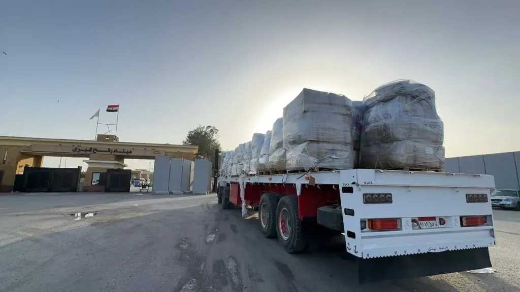 دخول قافلة ”زاد العزة” الـ223 إلى غزة محملة بمساعدات غذائية وطبية وإغاثية