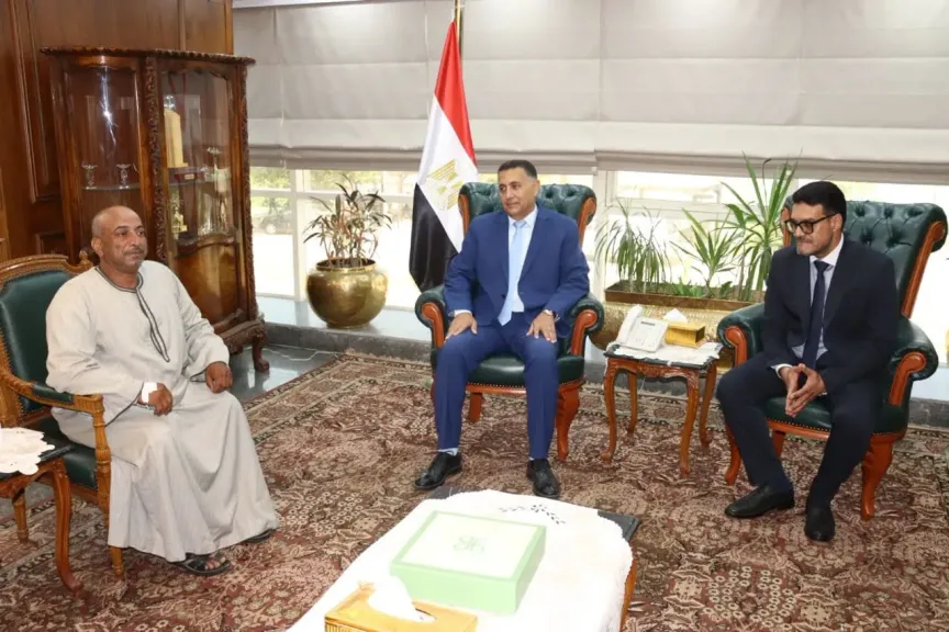 محافظ القليوبية يُكرم عامل تشغيل