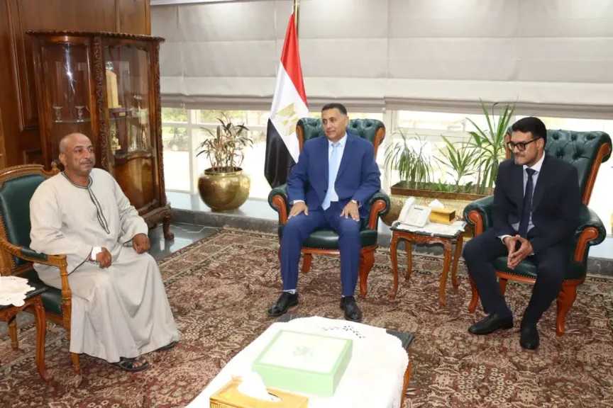 محافظ القليوبية يُكرم عامل التشغيل محمد عبد العزيز محمد لشجاعته في احتواء تسريب محدود لغاز الكلور