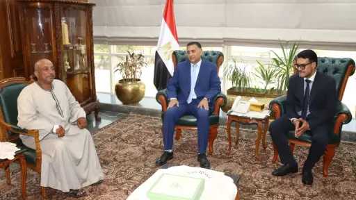 محافظ القليوبية يُكرم عامل التشغيل محمد عبد العزيز محمد لشجاعته في احتواء تسريب محدود لغاز الكلور