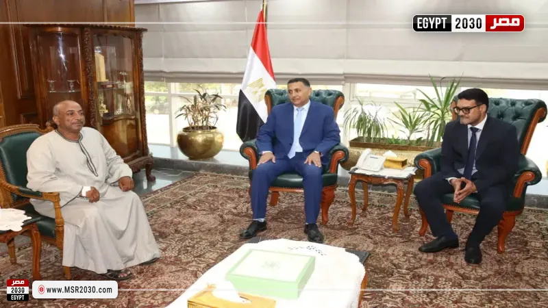 محافظ القليوبية يُكرم عامل تشغيل
