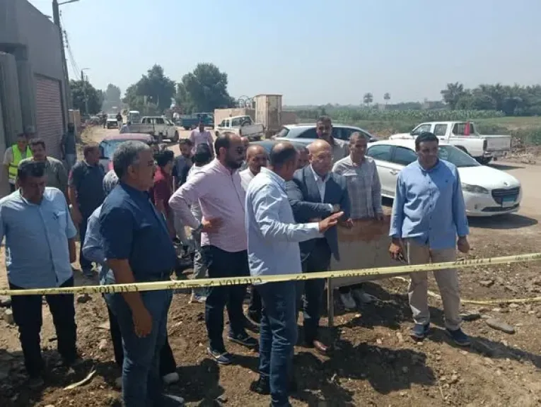 نائب محافظ الجيزة يتابع معدلات تنفيذ أعمال مشروع الصرف الصحي بقرية الرهاوي