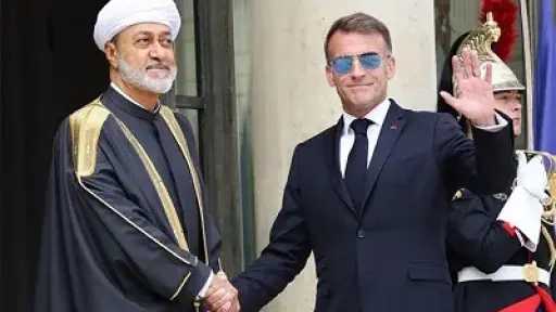 سلطان عمان والرئيس الفرنسي يشهدان التوقيع على 12 اتفاقية ومذكرة تفاهم وإعلان نوايا