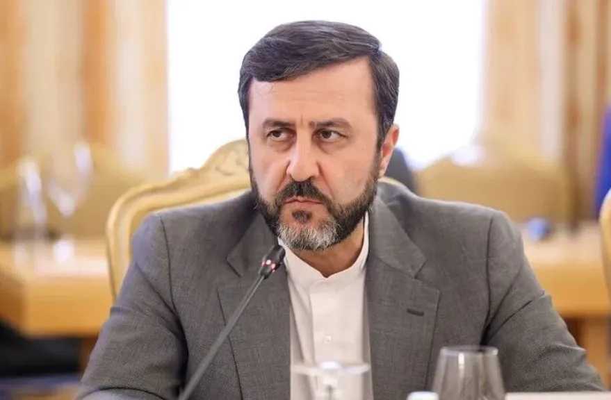 إيران تحث فرنسا على عدم تعقيد الأمور بعد حديث ماكرون عن نزع الألغام في هرمز