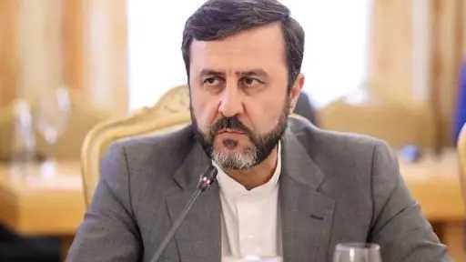إيران تحث فرنسا على عدم تعقيد الأمور بعد حديث ماكرون عن نزع الألغام في هرمز