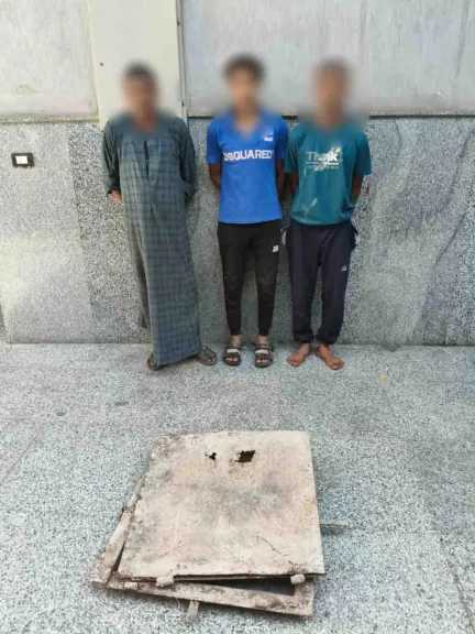 ضبط عاملَي جمع قمامة سرقا غطاء صرف صحي في أسيوط
