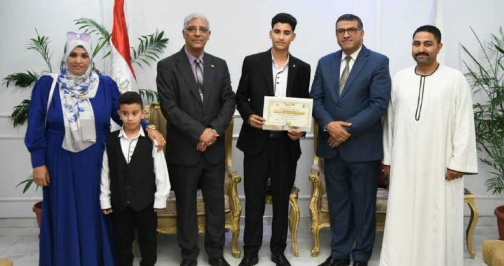 محافظ قنا يكرم أوائل الشهادة الإعدادية