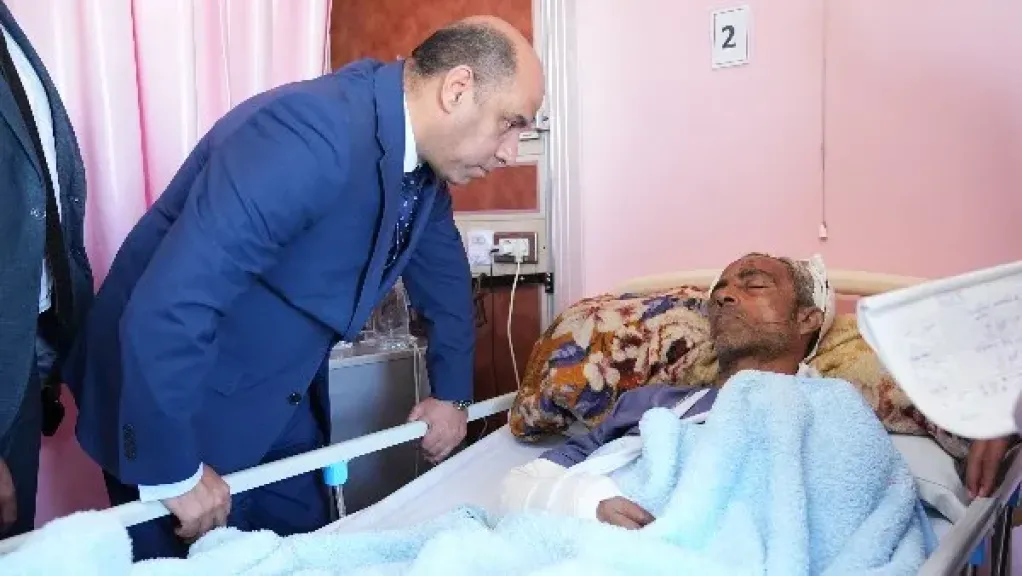 وزير العمل خلال زيارته أحد المصابين