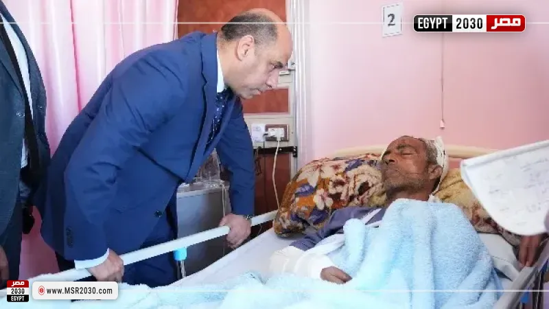 وزير العمل خلال زيارته أحد المصابين