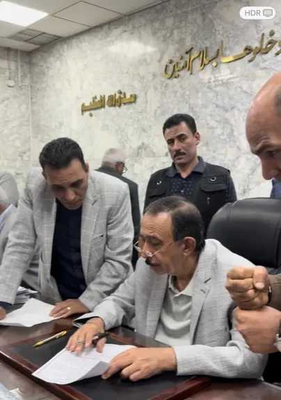 في لفتة إنسانية.. محافظ سوهاج يستجيب لطلب فتاة من ذوي الهمم بلغة الإشارة ويوجه بتوفير مصدر رزق لها