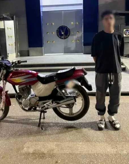 فيديو استعراض كاد يتحول لكارثة.. سقوط قائد دراجة نارية بعد وصلة رعونة في القليوبية