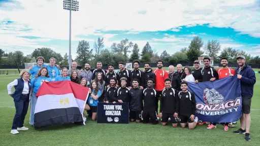 قميص منتخب مصر وصور تذكارية إهداءً لجامعة جونزاجا... قميص منتخب مصر وصور تذكارية إهداءً لجامعة جونزاجا في سبوكين
