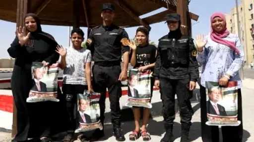 بمناسبة ذكرى ثورة 30 يونيو.. وزارة الداخلية توزع... بمناسبة ذكرى ثورة 30 يونيو.. وزارة الداخلية توزع الهدايا على المواطنين في مختلف المحافظات