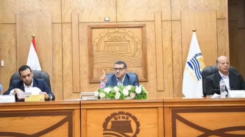 محافظ قنا