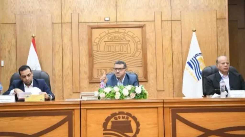 محافظ قنا: حظر إصدار تراخيص مؤقتة خارج الحيز العمراني
