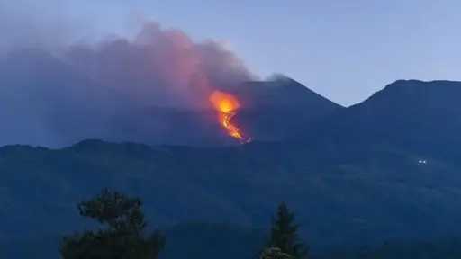 إيطاليا.. بركان إتنا في صقلية ينفث رمادا وحمما... إيطاليا.. بركان إتنا في صقلية ينفث رمادا وحمما منذ 7 أيام